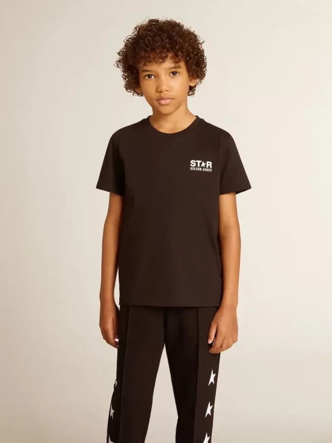 Schwarzes T-Shirt mit kontrastierendem weißem Logo auf der Vorderseite und großem Stern auf der Rückseite Schwarzes T-Shirt mit kontrastierendem weißem Logo auf der Vorderseite und großem Stern auf der Rückseite