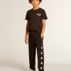 Schwarzes T-Shirt mit kontrastierendem weißem Logo auf der Vorderseite und großem Stern auf der Rückseite Schwarzes T-Shirt mit kontrastierendem weißem Logo auf der Vorderseite und großem Stern auf der Rückseite