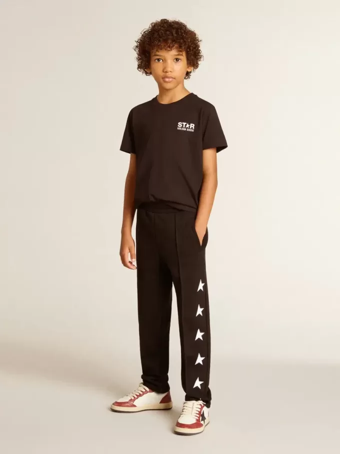 Schwarzes T-Shirt mit kontrastierendem weißem Logo auf der Vorderseite und großem Stern auf der Rückseite Schwarzes T-Shirt mit kontrastierendem weißem Logo auf der Vorderseite und großem Stern auf der Rückseite