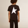 Schwarzes T-Shirt mit kontrastierendem weißem Logo auf der Vorderseite und großem Stern auf der Rückseite Schwarzes T-Shirt mit kontrastierendem weißem Logo auf der Vorderseite und großem Stern auf der Rückseite