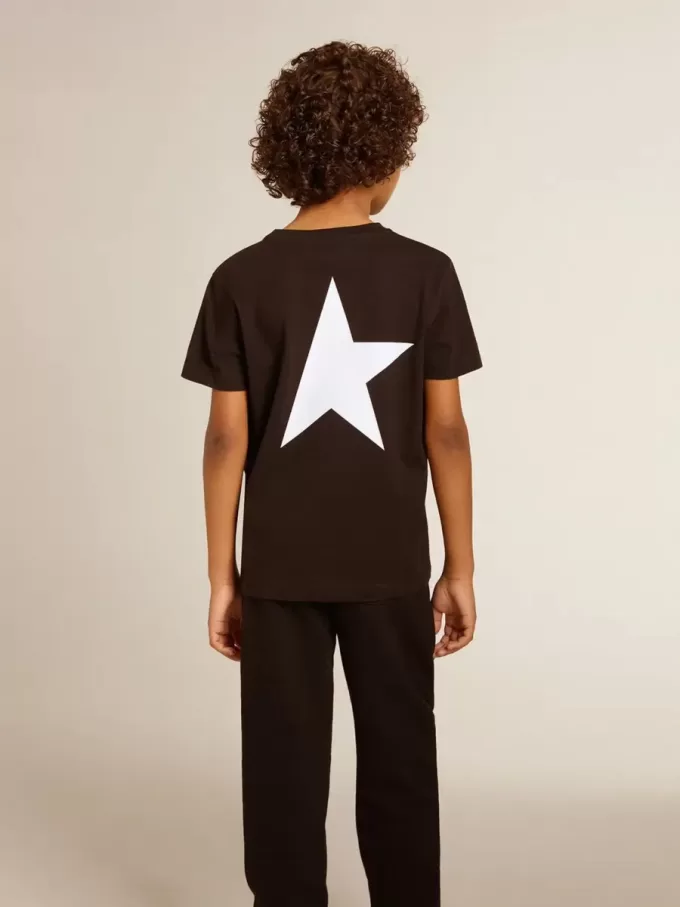 Schwarzes T-Shirt mit kontrastierendem weißem Logo auf der Vorderseite und großem Stern auf der Rückseite Schwarzes T-Shirt mit kontrastierendem weißem Logo auf der Vorderseite und großem Stern auf der Rückseite