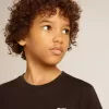 Schwarzes T-Shirt mit kontrastierendem weißem Logo auf der Vorderseite und großem Stern auf der Rückseite Schwarzes T-Shirt mit kontrastierendem weißem Logo auf der Vorderseite und großem Stern auf der Rückseite