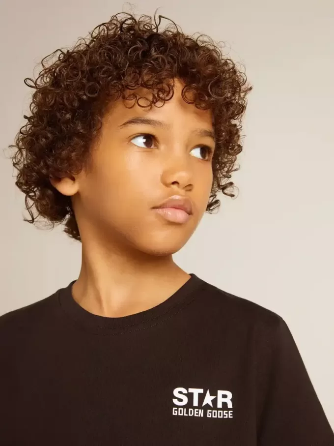 Schwarzes T-Shirt mit kontrastierendem weißem Logo auf der Vorderseite und großem Stern auf der Rückseite Schwarzes T-Shirt mit kontrastierendem weißem Logo auf der Vorderseite und großem Stern auf der Rückseite