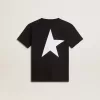 Schwarzes T-Shirt mit kontrastierendem weißem Logo auf der Vorderseite und großem Stern auf der Rückseite Schwarzes T-Shirt mit kontrastierendem weißem Logo auf der Vorderseite und großem Stern auf der Rückseite