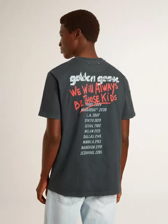 Schwarzes T-Shirt mit mehrfarbigem Aufdruck