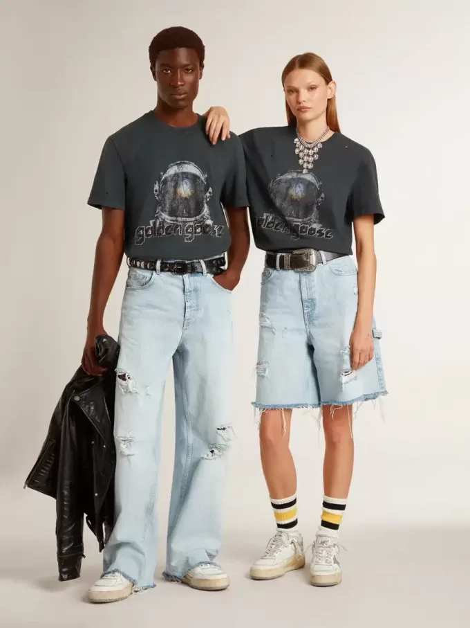 Schwarzes T-Shirt mit mehrfarbigem Aufdruck