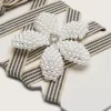 Skin „Vintage“ schwarz-beige gestreifte Schnürsenkel mit blumenförmigem Anhänger