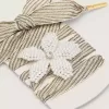 Skin „Vintage” weiße und beige gestreifte Schnürsenkel mit blumenförmigem Anhänger