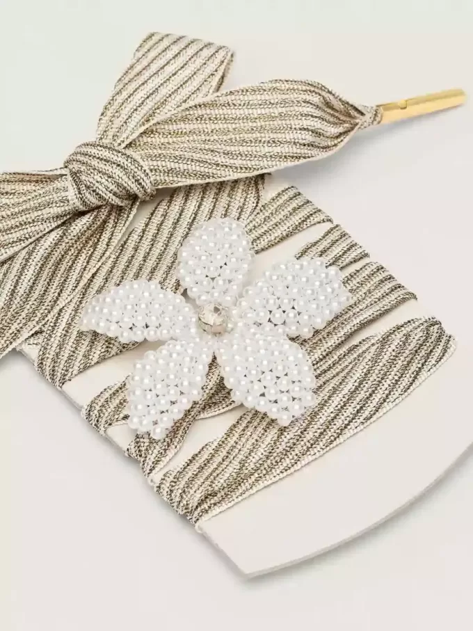 Skin „Vintage” weiße und beige gestreifte Schnürsenkel mit blumenförmigem Anhänger