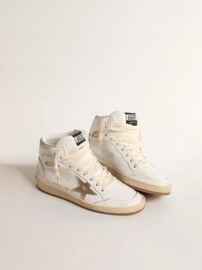 Sky-Star aus weißem Nappaleder mit goldfarbenem Metallic-Lederstern und Fersenlasche
