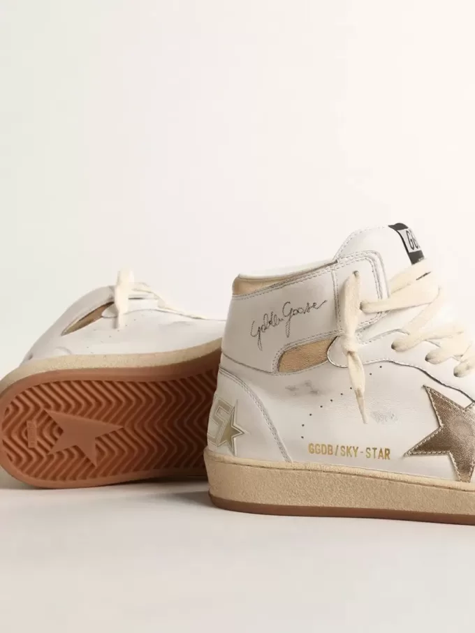 Sky-Star aus weißem Nappaleder mit goldfarbenem Metallic-Lederstern und Fersenlasche