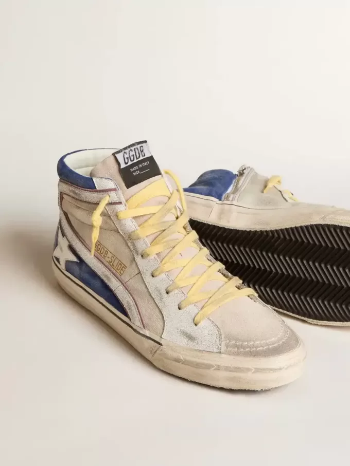 Slide aus perlfarbenem Canvas und blauem Wildleder mit weißem Lederstern und Blitz