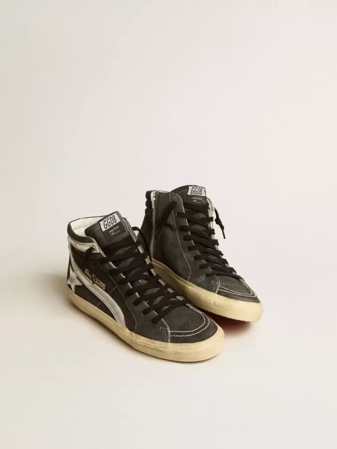 Slide aus schwarzem Wildleder mit silbernem Metallic-Lederstern und Blitz