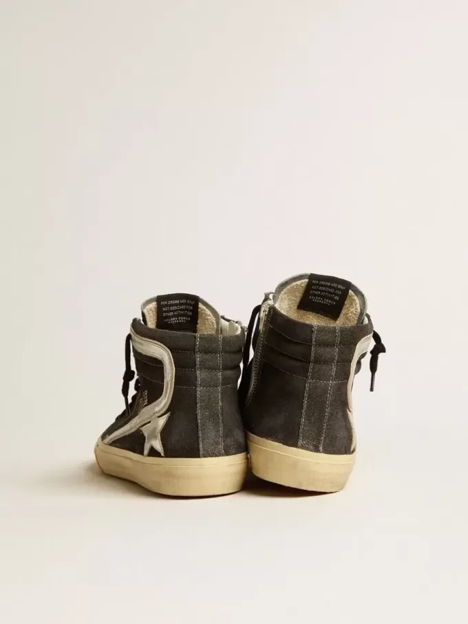 Slide aus schwarzem Wildleder mit silbernem Metallic-Lederstern und Blitz