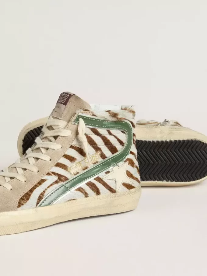 Slide-Sneaker für Damen aus Ponyfell mit Zebradruck und grünem Laminatleder-Detail