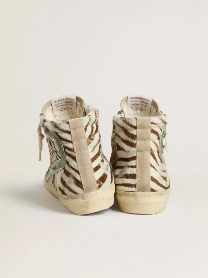 Slide-Sneaker für Damen aus Ponyfell mit Zebradruck und grünem Laminatleder-Detail