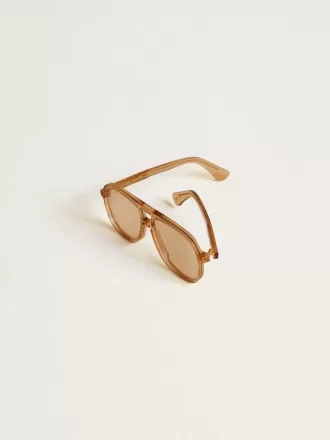 Sonnenbrille im Aviator-Stil mit honigfarbenem Rahmen und Gläsern
