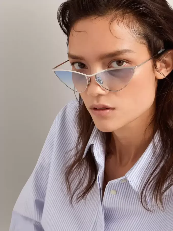 Sonnenbrille im Cat-Eye-Stil mit silbernem Rahmen und blauen Gläsern