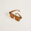 Sonnenbrille im Jamie-Stil mit quadratischem Rahmen und honigfarbenen Gläsern Sonnenbrille im Jamie-Stil mit quadratischem Rahmen und honigfarbenen Gläsern