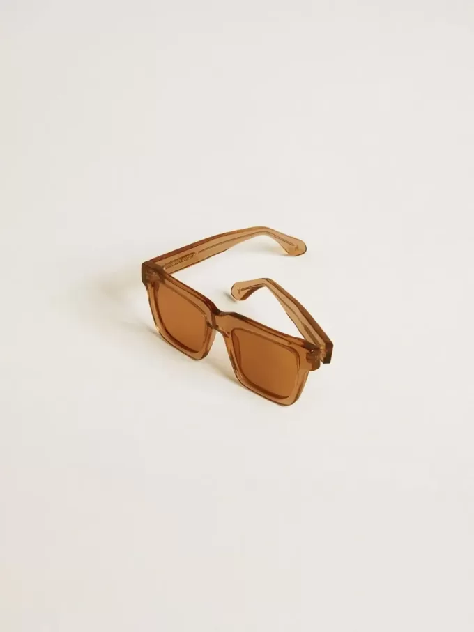 Sonnenbrille im Jamie-Stil mit quadratischem Rahmen und honigfarbenen Gläsern Sonnenbrille im Jamie-Stil mit quadratischem Rahmen und honigfarbenen Gläsern