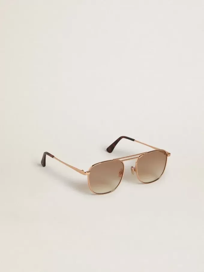 Sonnenbrille im Pilotenstil mit goldenem Rahmen und beigen Gläsern Sonnenbrille im Pilotenstil mit goldenem Rahmen und beigen Gläsern