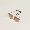Sonnenbrille im Pilotenstil mit goldenem Rahmen und beigen Gläsern Sonnenbrille im Pilotenstil mit goldenem Rahmen und beigen Gläsern