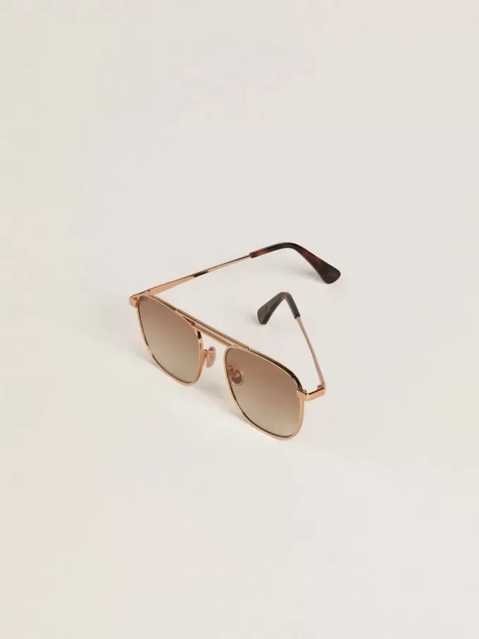 Sonnenbrille im Pilotenstil mit goldenem Rahmen und beigen Gläsern Sonnenbrille im Pilotenstil mit goldenem Rahmen und beigen Gläsern