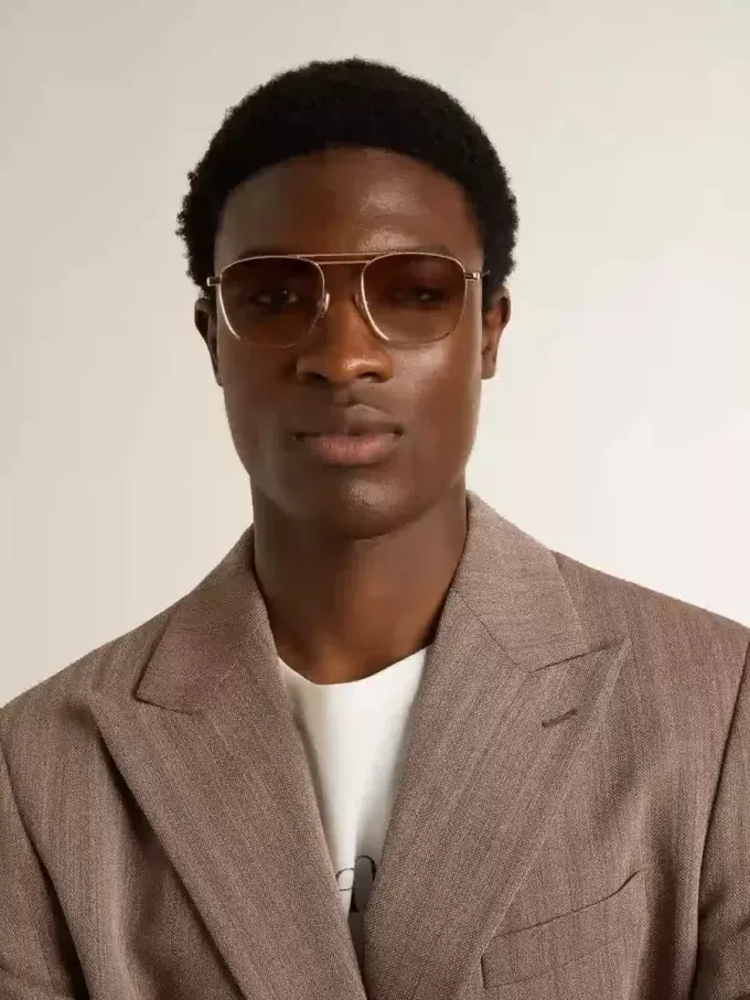 Sonnenbrille im Pilotenstil mit goldenem Rahmen und beigen Gläsern Sonnenbrille im Pilotenstil mit goldenem Rahmen und beigen Gläsern