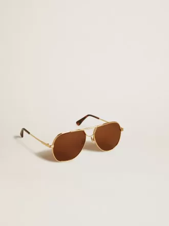 Sonnenbrille im Pilotenstil mit goldenem Rahmen und braunen Gläsern
