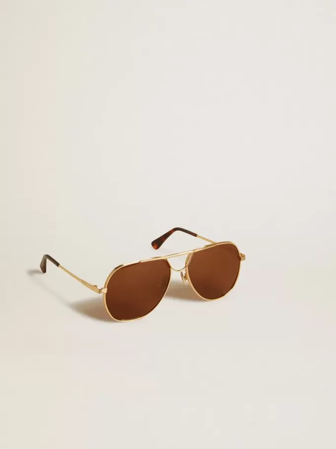 Sonnenbrille im Pilotenstil mit goldenem Rahmen und braunen Gläsern