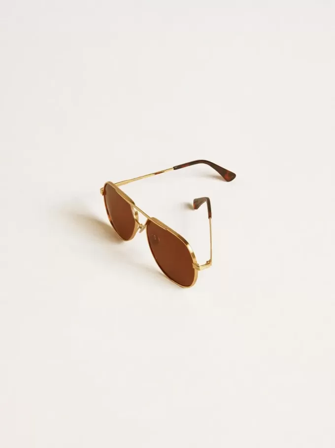 Sonnenbrille im Pilotenstil mit goldenem Rahmen und braunen Gläsern