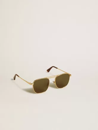 Sonnenbrille im Pilotenstil mit goldenem Rahmen und grünen Gläsern
