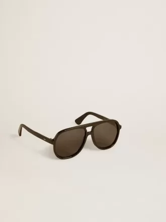 Sonnenbrille im Pilotenstil mit schwarzem Rahmen und Gläsern