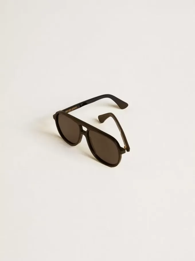 Sonnenbrille im Pilotenstil mit schwarzem Rahmen und Gläsern