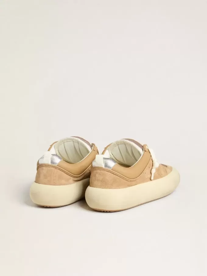 Space-Star Cube für Damen aus tabakfarbenem Wildleder mit perforiertem Stern Space-Star Cube für Damen aus tabakfarbenem Wildleder mit perforiertem Stern