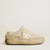 Space-Star-Damenschuhe aus beigem Lammfell mit weißem Lederstern und metallischer Lederlasche am Absatz