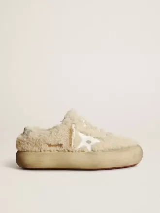 Space-Star-Damenschuhe aus beigem Lammfell mit weißem Lederstern und metallischer Lederlasche am Absatz