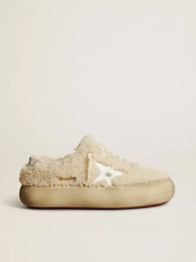 Space-Star-Damenschuhe aus beigem Lammfell mit weißem Lederstern und metallischer Lederlasche am Absatz