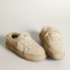 Space-Star-Damenschuhe aus beigem Lammfell mit weißem Lederstern und metallischer Lederlasche am Absatz