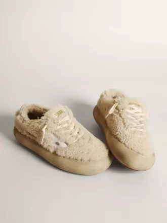 Space-Star-Damenschuhe aus beigem Lammfell mit weißem Lederstern und metallischer Lederlasche am Absatz