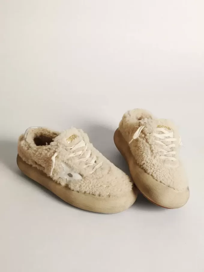 Space-Star-Damenschuhe aus beigem Lammfell mit weißem Lederstern und metallischer Lederlasche am Absatz