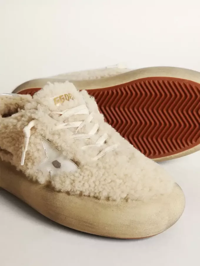Space-Star-Damenschuhe aus beigem Lammfell mit weißem Lederstern und metallischer Lederlasche am Absatz