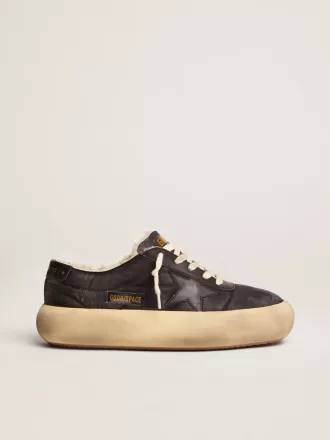 Space-Star Damenschuhe aus gestepptem schwarzem Nylon mit Lammfellfutter