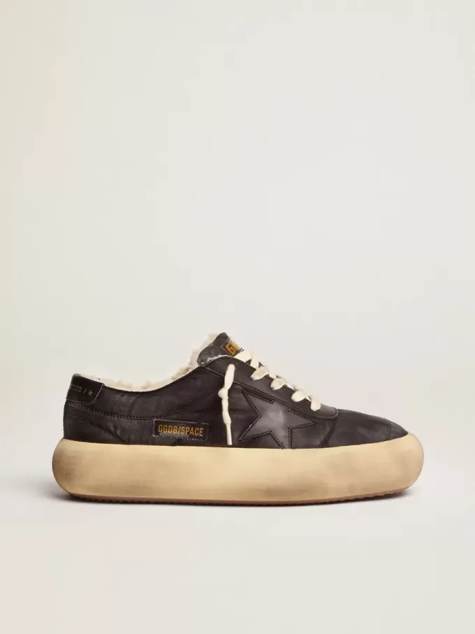 Space-Star-Herrenschuhe aus gestepptem schwarzem Nylon mit Lammfellfutter