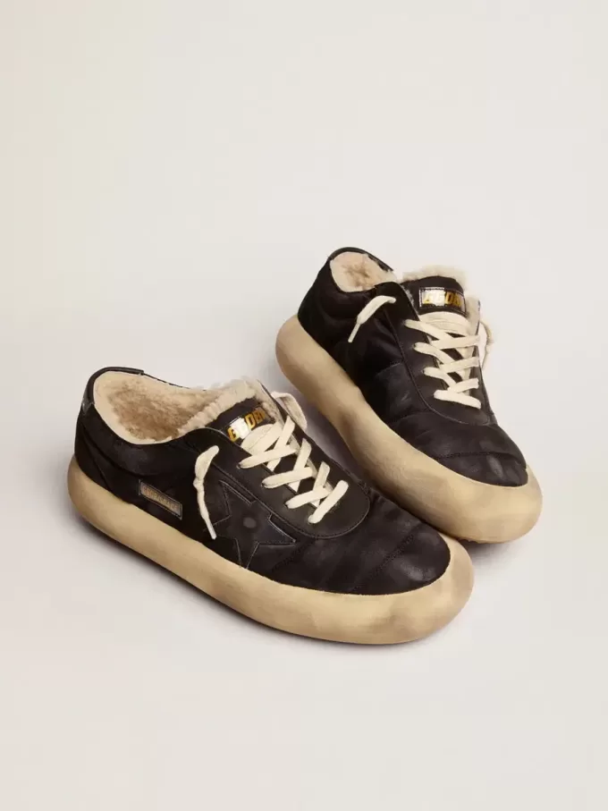 Space-Star-Herrenschuhe aus gestepptem schwarzem Nylon mit Lammfellfutter