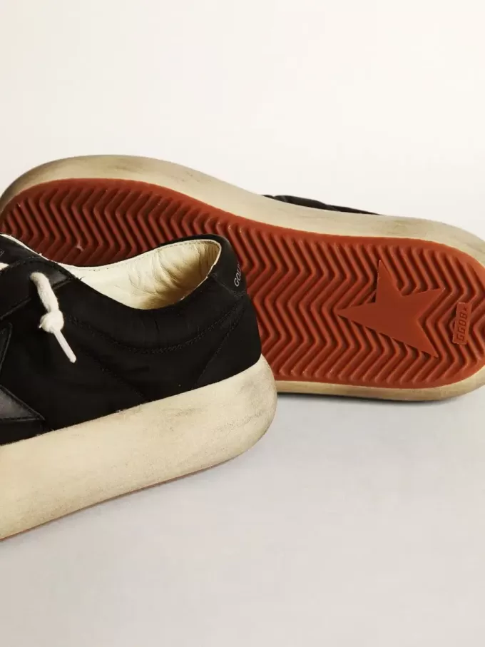 Space-Star-Schuhe aus schwarzem Nylon mit schwarzem Lederstern und Fersenlasche