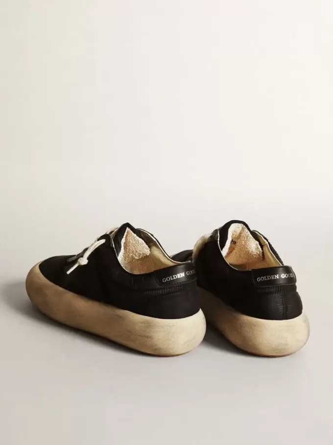 Space-Star-Schuhe aus schwarzem Nylon mit schwarzem Lederstern und Fersenlasche
