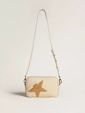 Star Bag aus butterfarbenem, gehämmertem Leder mit Swarovski-Kristallstern
