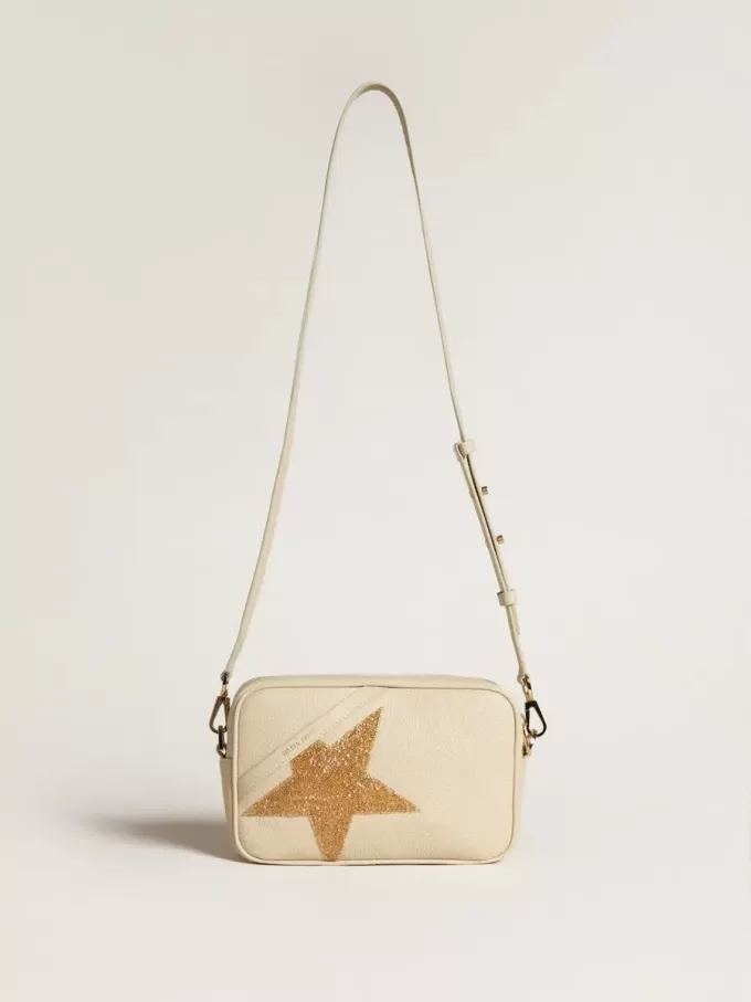 Star Bag aus butterfarbenem, gehämmertem Leder mit Swarovski-Kristallstern