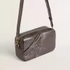 Star Bag aus grauem Metallic-Leder mit Swarovski-Kristallstern